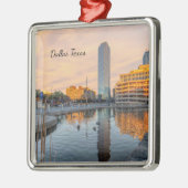 Pioneer Plaza Pond Morning Premium Ornament Aus Metall (Links)