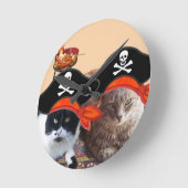 PIRATE CATS, sprechen wie ein Piratentag Runde Wanduhr (Winkel)