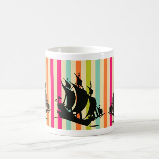 Pirate Sailboat auf Ocean Waves Kaffeetasse (Mittel)