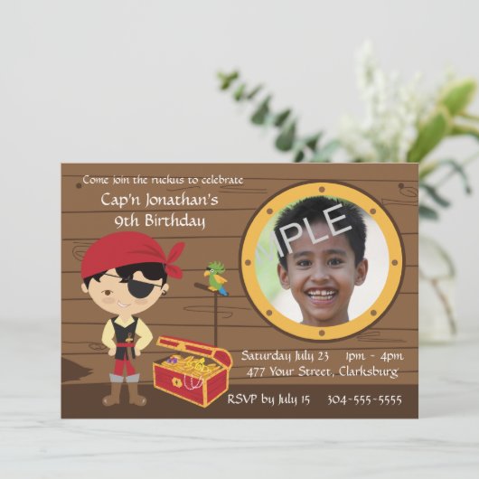 Pirate Skull Birthday Foto Template Einladung (Stehend Vorderseite)