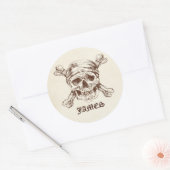 Pirate Skull in Cross Bones Individuelle Name Stic Runder Aufkleber (Umschlag)