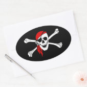 Pirate Skull und Crossbones mit Red Bandana Ovaler Aufkleber (Umschlag)
