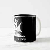 Piraten-Bucht-Tassen-Schwarzversion Zweifarbige Tasse (VorderseiteRechts)