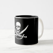 Piraten-Flaggen-Schädel und gekreuzte Zweifarbige Tasse (VorderseiteRechts)
