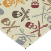 Piraten-Schädel mit gekreuzten Schwertern Tischdecke (Schrägansicht)