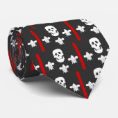 PIRATENFLAGGE SKULL UND DREI LILLES FLAG KRAWATTE (Gerollt)