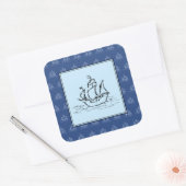 Piratenschiff auf Schiffsmuster, blau. Quadratischer Aufkleber (Umschlag)