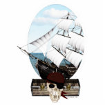 Piratenschiff Freistehende Fotoskulptur<br><div class="desc">Digitales Kunstwerk eines Piratenschiffs in weißer,  ovaler Grenze,  mit einem Piratenschädel und zwei Schatztruhen.</div>