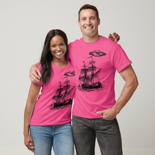 Piratenschiff mit Ufo T-Shirt (Unisex)