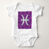 Pisces Zodiac auf Fuchsia Pink Digital Camouflage Baby Strampler (Vorderseite)