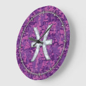 Pisces Zodiac auf Fuchsia Pink Digital Camouflage Große Wanduhr (Winkel)