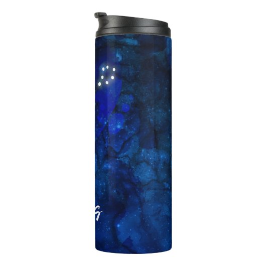 Pisces Zodiac Constellation Blue Galaxy Monogram Thermosbecher (Nach rechts gedreht)