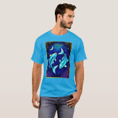 Pisces Zodiac Fish Swimming in Cosmic Waters T-Shirt (Vorne ganz)