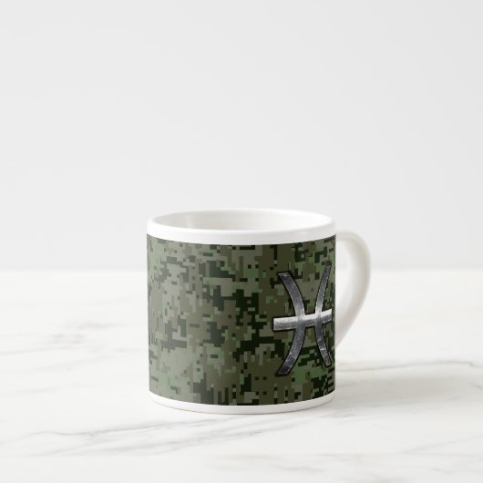 Pisces Zodiac Sign auf Woodland Green Digital Camo Espressotasse (Vorderseite Rechts)