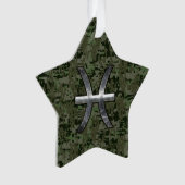 Pisces Zodiac Sign auf Woodland Green Digital Camo Ornament (Vorderseite)