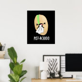 Pist-achioo Funny Sneezing Pistachio Pun Dark BG Poster (Heimbüro)