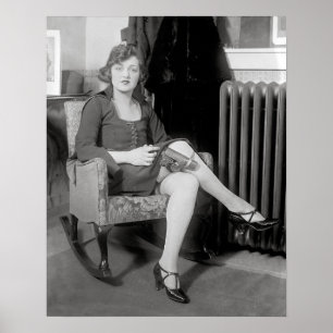 Pistole versteckt im Strumpfband, 1922. Vintage-Fo Poster