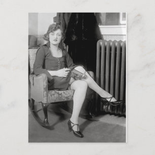 Pistole versteckt in Strumpfband, 1922 Postkarte