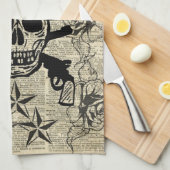 Pistolenheld, glücklicher Schädel, Gewehre, Rosen, Geschirrtuch (Viertel Falte)