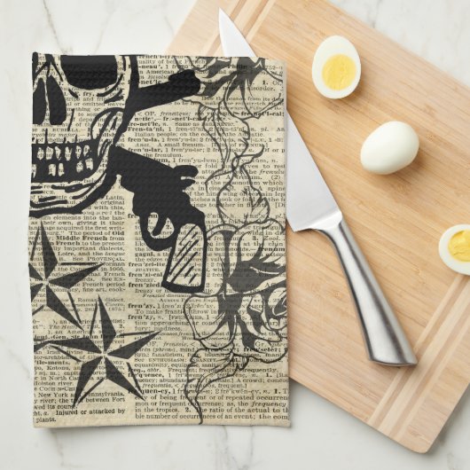 Pistolenheld, glücklicher Schädel, Gewehre, Rosen, Geschirrtuch (Viertel Falte)