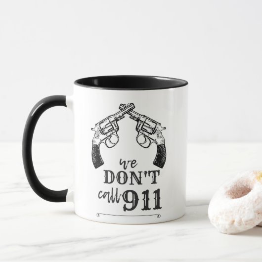 PISTOLS, die wir nicht 911 nennen Tasse (Mit Donut)