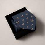 Pit Bull Dogs Muster Mit Monogramm Krawatte<br><div class="desc">Pit Bull Hunde Muster auf einem klassischen marineblau Hintergrund. Personalisieren Sie es mit einem Monogramm,  um es zum perfekten Geschenk zu machen. Suchen Sie eine andere Farbe? Kein Problem! Klicken Sie einfach auf die Schaltfläche "Anpassen" und wählen Sie die Hintergrundfarbe Ihrer Wahl aus.</div>