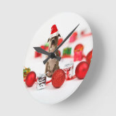Pit Bull Hund mit Geschenkboxen und Weihnachtsschm Runde Wanduhr (Winkel)