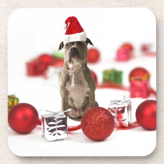 Pit Bull Hund mit Geschenkboxen und Weihnachtsschm Untersetzer (Vorderseite)