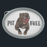 Pitbull Gürtelschnalle<br><div class="desc">Diese Gürtelschnalle zeigt die Wörter "Pitbull" und eine Fotografie von einer hübschen blauen Nase Pitbull, das Sarge genannt wird. Eine perfekte Gürtelschnalle für jeden Pitbull Liebhaber, der die liebevolle Art, die Stärke, die Loyalität, den Mut und die Energie dieser hervorragenden Zucht des Hundes kennt. Sarge wird mit seiner langen rosa...</div>