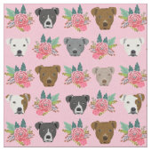 Pitbull hat rosa Flora Stoff (Nahaufnahme)