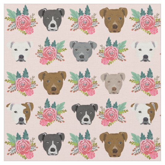 Pitbull hat rosa Flora Stoff (Nahaufnahme)