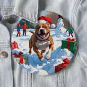 Pitbull Hund läuft im Schnee mit Weihnachtshut Button (Beispiel)