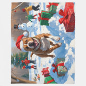 Pitbull Hund läuft im Schnee mit Weihnachtshut Fleecedecke (Vorderseite)