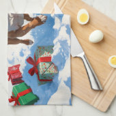 Pitbull Hund läuft im Schnee mit Weihnachtshut Geschirrtuch (Viertel Falte)