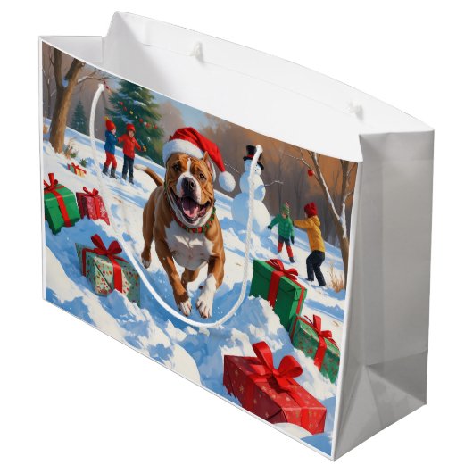 Pitbull Hund läuft im Schnee mit Weihnachtshut Große Geschenktüte (Rückseite Schrägansicht)