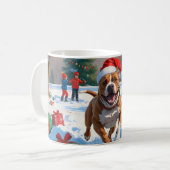 Pitbull Hund läuft im Schnee mit Weihnachtshut Kaffeetasse (Vorderseite Links)