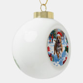 Pitbull Hund läuft im Schnee mit Weihnachtshut Keramik Kugel-Ornament (Links)