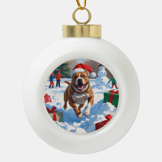 Pitbull Hund läuft im Schnee mit Weihnachtshut Keramik Kugel-Ornament (Vorderseite)