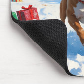 Pitbull Hund läuft im Schnee mit Weihnachtshut Mousepad (Ecke)