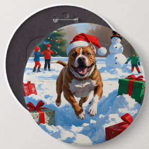 Pitbull-Hund läuft im Schnee mit Weihnachtsmütze Button