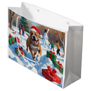 Pitbull-Hund läuft im Schnee mit Weihnachtsmütze Große Geschenktüte
