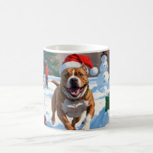 Pitbull-Hund läuft im Schnee mit Weihnachtsmütze Kaffeetasse
