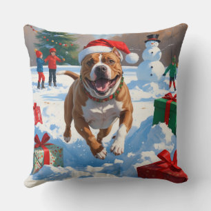 Pitbull-Hund läuft im Schnee mit Weihnachtsmütze Kissen