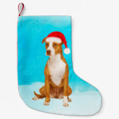 Pitbull Hund sitzt im Schnee Weihnachtshut Kleiner Weihnachtsstrumpf (Vorderseite)