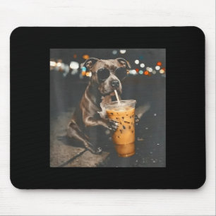 Pitbull-Hund trinkt Eiskaffee mit Sonnenbrille Mousepad
