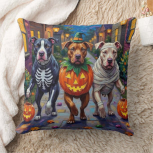 Pitbull-Hunde beim Trick-or-Treat an Halloween Ha Kissen
