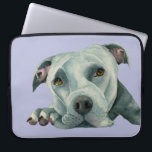 Pitbull-HundeAquarell-Porträt-Hundekunst Laptopschutzhülle<br><div class="desc">Dieses ist eine Aquarellmalerei eines grauen Pitbullhundes,  der auf dem Boden niederlegt. Sie schaut oben und ihr Gesicht wird auf dem Boden zerquetscht. Pitbullen neigen,  größeren Kopf zu haben und ich denke,  dass sie für die entzückend sind!</div>