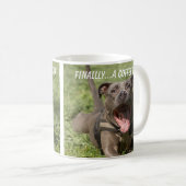 Pitbull im Gras Kaffeetasse (VorderseiteRechts)