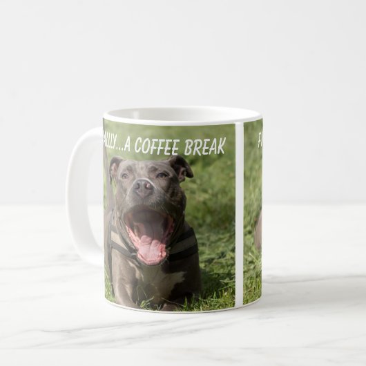 Pitbull im Gras Kaffeetasse (Vorderseite Links)