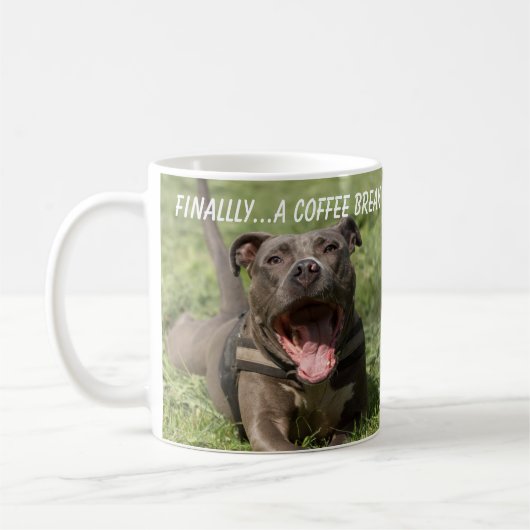 Pitbull im Gras Kaffeetasse (Links)